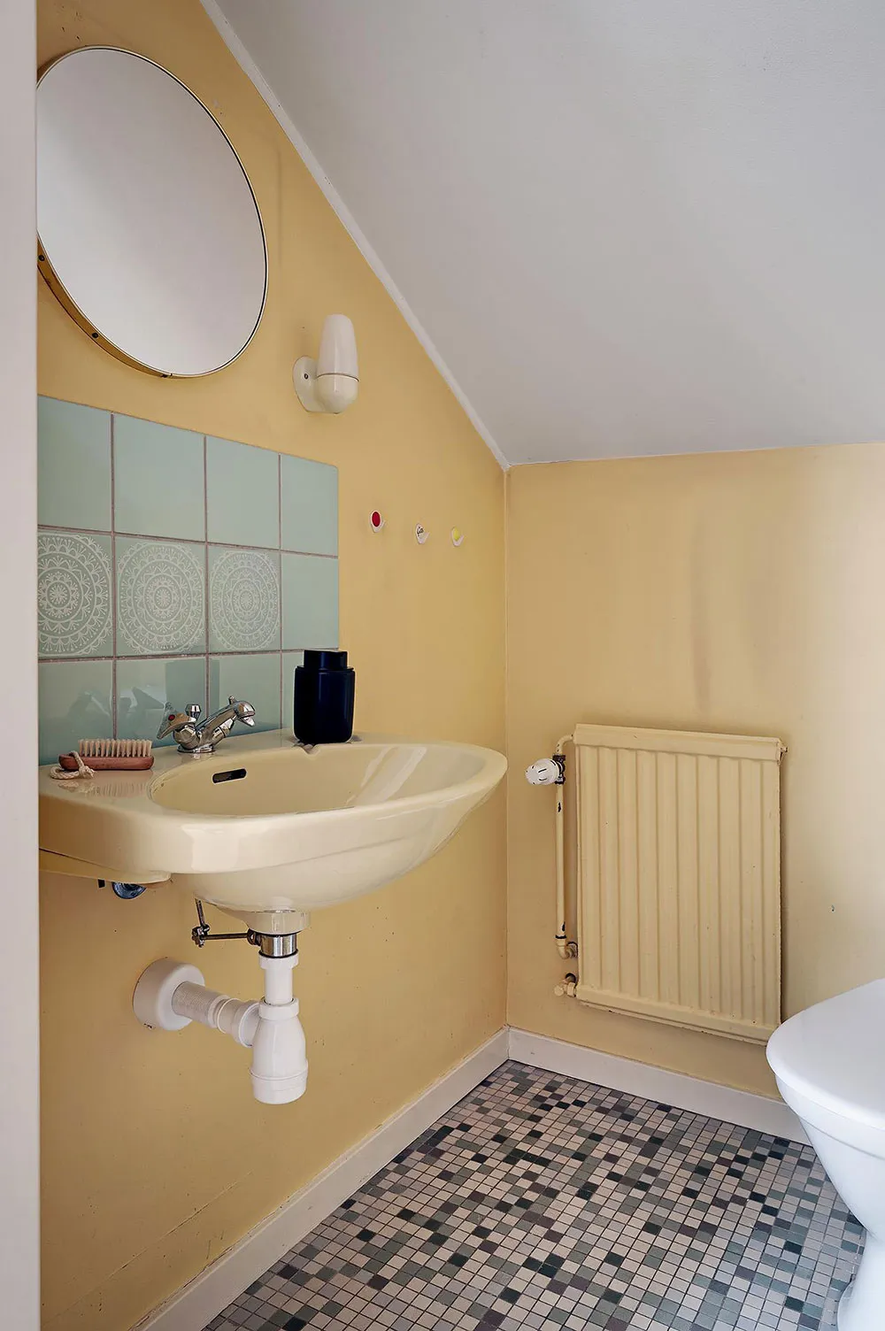 Ретро-обої та дерев'яна стіна в гостиній: незвичайна дача в Швеції - Gallery image 27