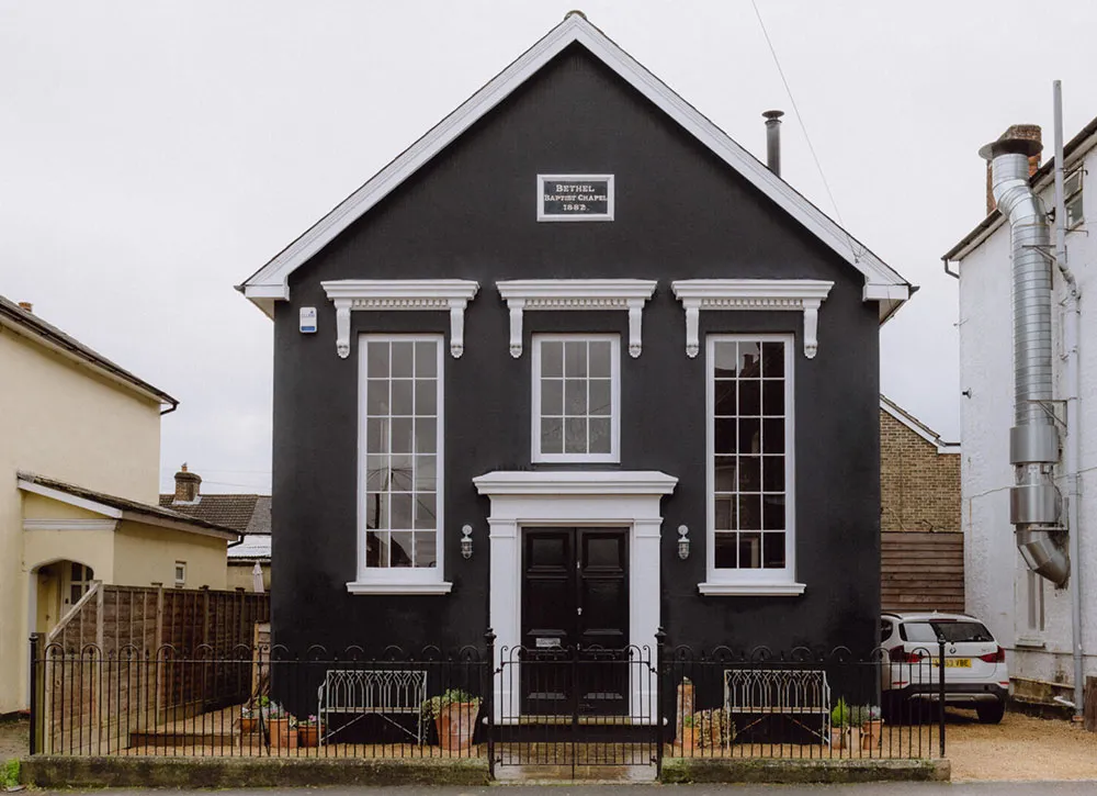 बहुत ऊंची छतें एवं खुला स्थान: इंग्लैंड में पुराने चर्च को आधार बनाकर बनाया गया स्टाइलिश घर - Gallery image 5