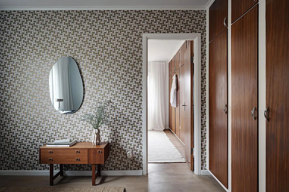 Ретро-обої та дерев'яна стіна в гостиній: незвичайна дача в Швеції - Gallery image 16