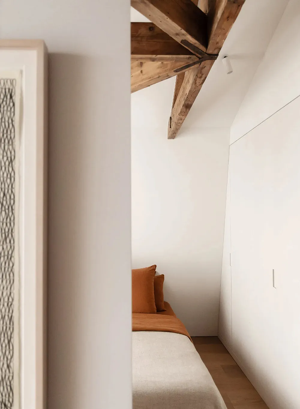 Очарование старинной мансарди та стильний дизайн: квартира з видом на канал у Амстердамі - Gallery image 14