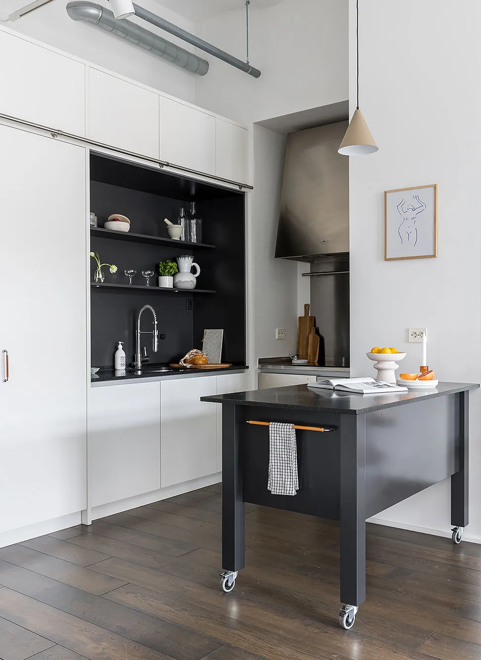 Style sobre et inspirant : loft dans un ancien bâtiment de fabrique à Stockholm (79 m²) - Gallery image 8