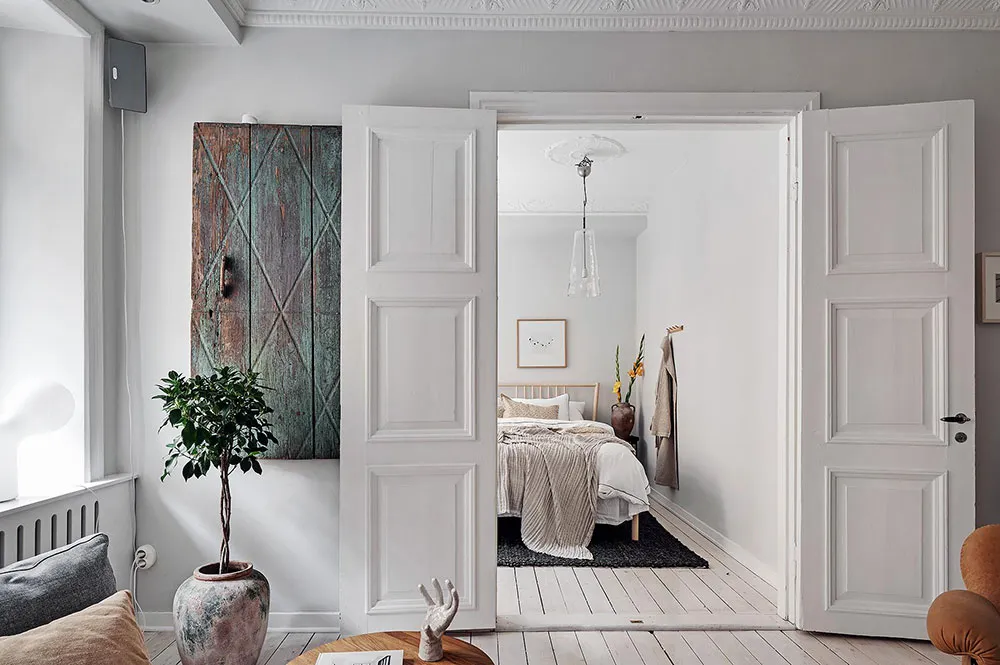 Interior blanco con acentos cálidos en el diseño (66 m²) - Gallery image 4