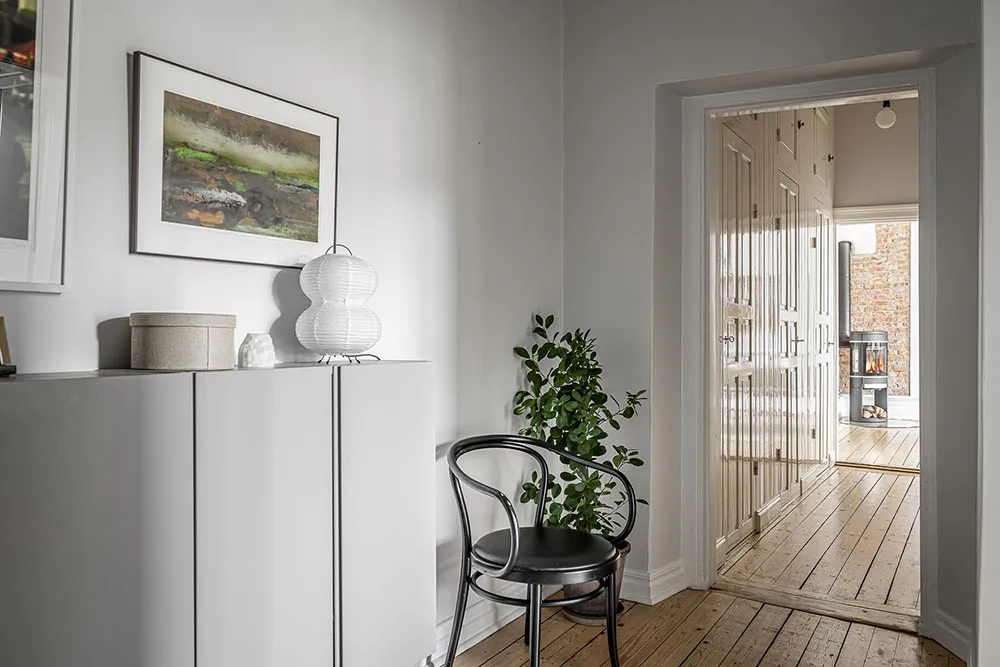 Intérieur scandinave agréable avec salle à manger traversante et notes automnales légères (94 m²) - Gallery image 28