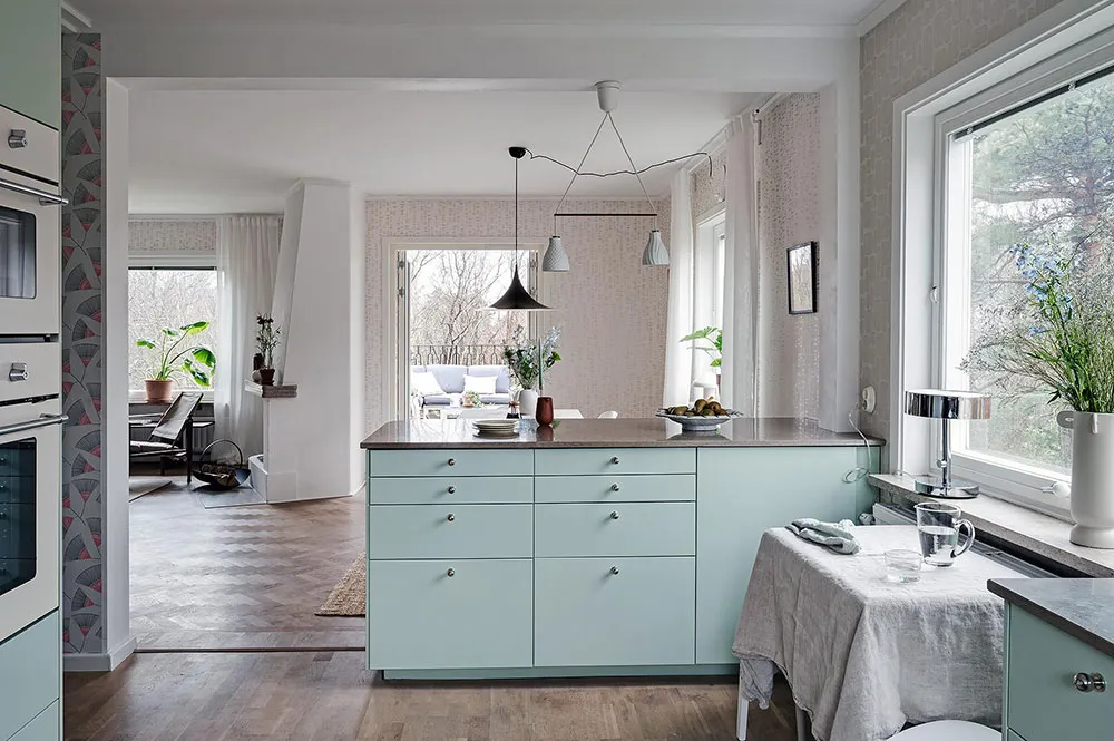 Ретро-обої та дерев'яна стіна в гостиній: незвичайна дача в Швеції - Gallery image 11