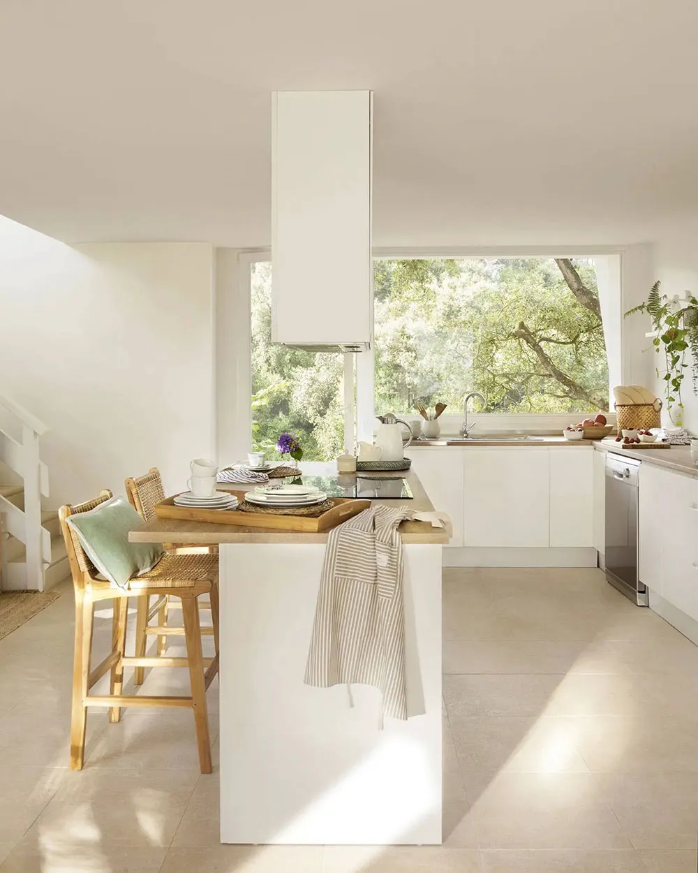 स्पेन में, समुद्र के किनारे एक पहाड़ी पर सफ़ेद भीतरी दीवारें। - Gallery image 5