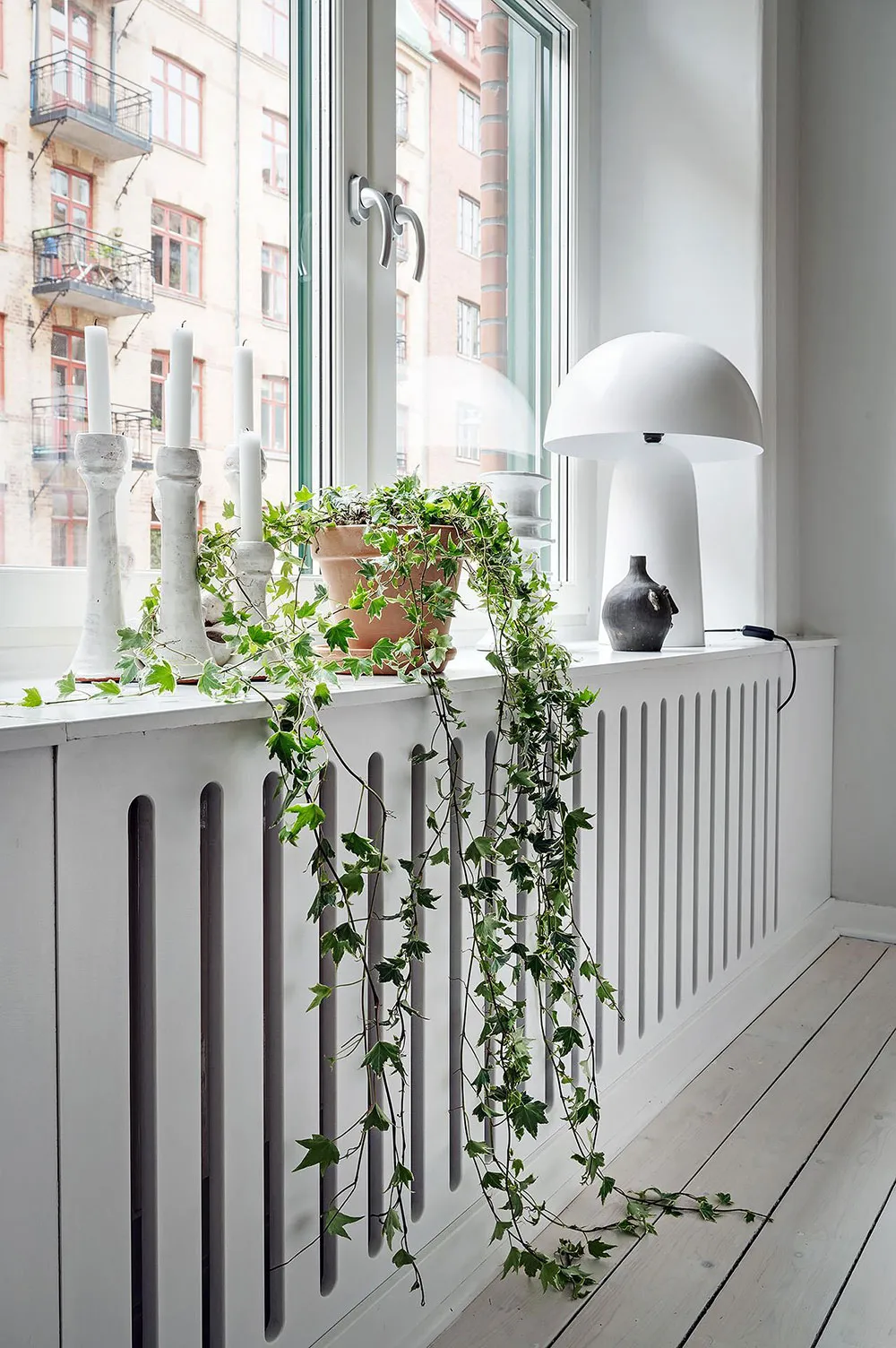 Interior blanco con acentos cálidos en el diseño (66 m²) - Gallery image 7