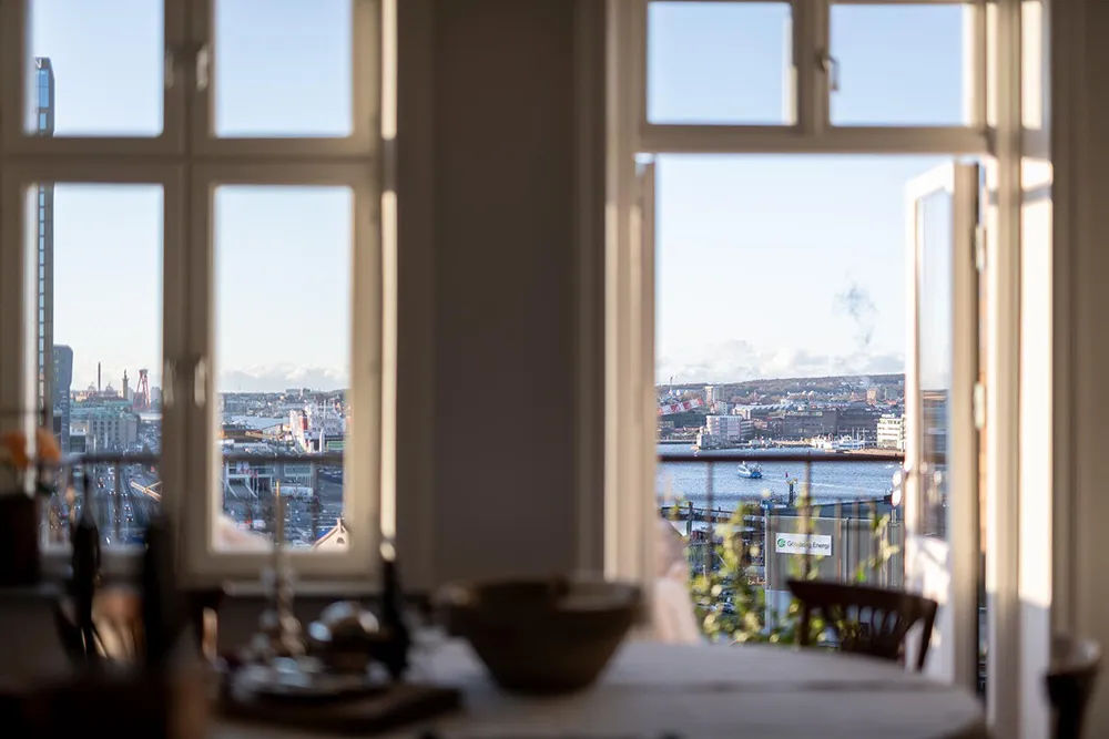 Ruhiger skandinavischer Interior mit Blick auf den Hafen - Gallery image 12