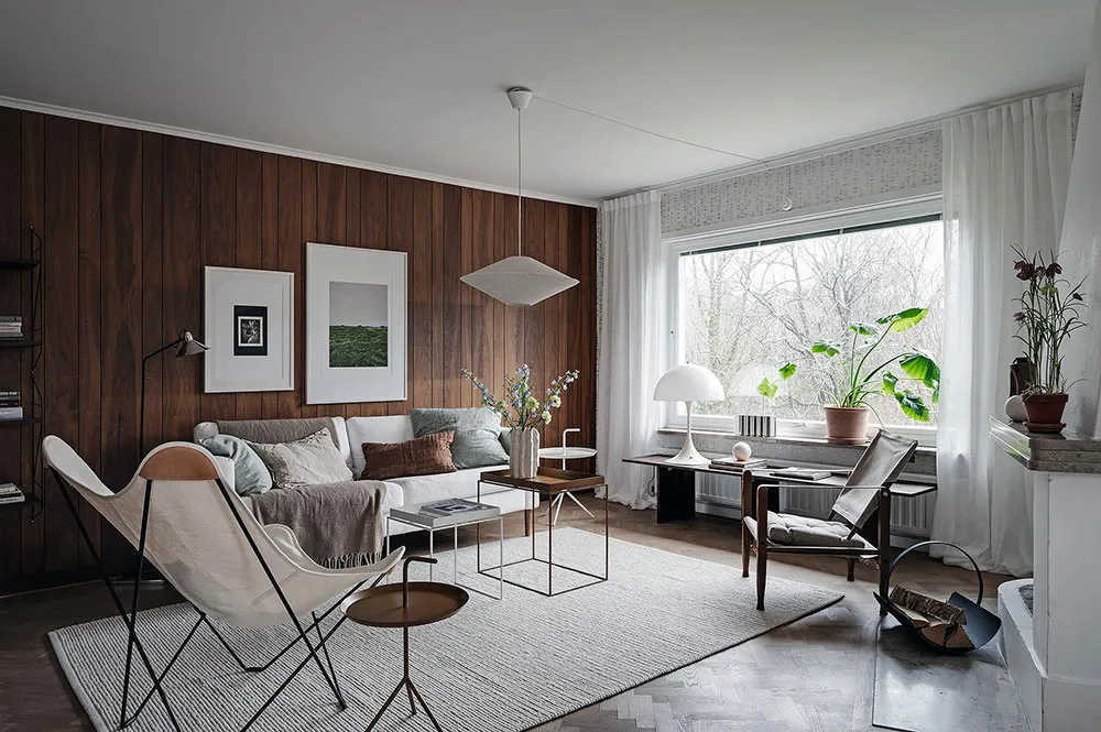 Ретро-обої та дерев'яна стіна в гостиній: незвичайна дача в Швеції - Gallery image 1