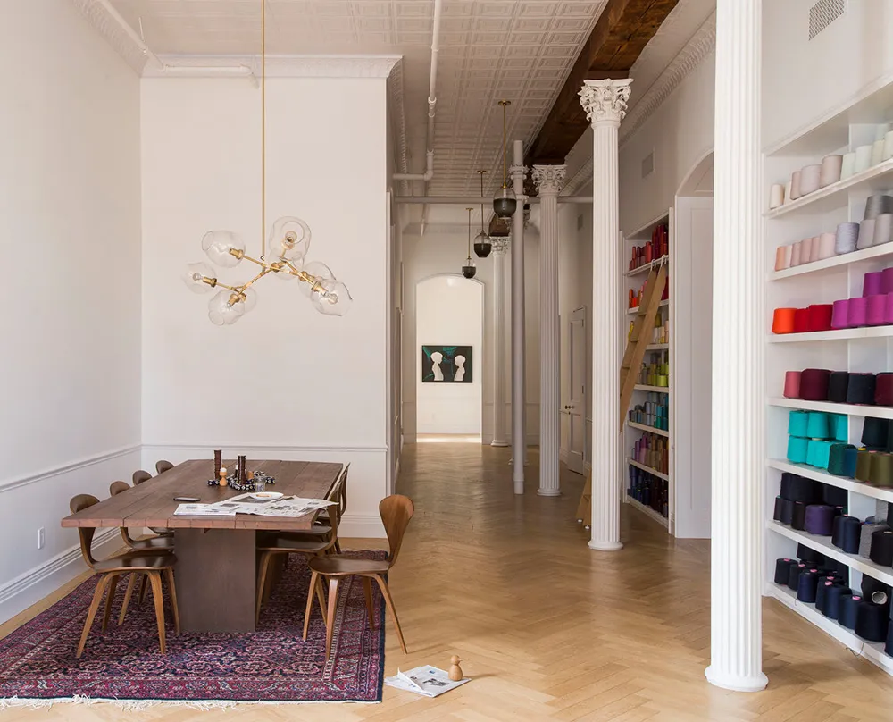 Elegant simplicity in the design of a creative director's loft in New York - Gallery image 3