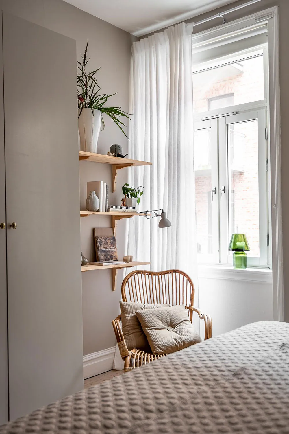 Intérieur scandinave cosy avec tapis mur - Gallery image 30