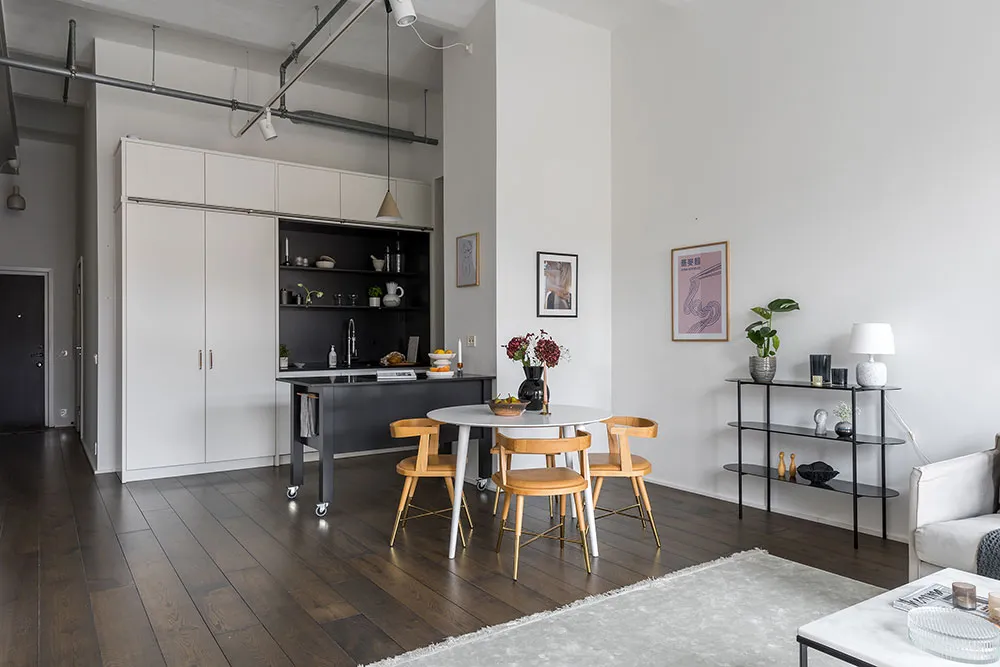 Style sobre et inspirant : loft dans un ancien bâtiment de fabrique à Stockholm (79 m²) - Gallery image 4