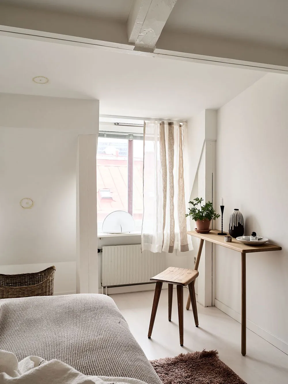 Bright attic with beams and open layout (70 sq. m) - Gallery image 4