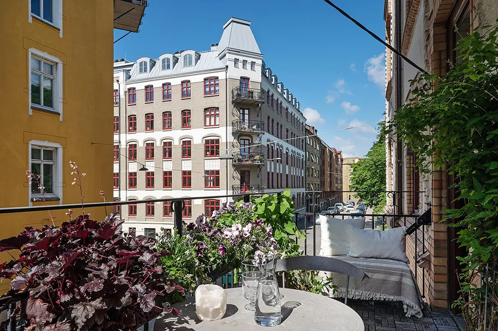 Белый интерьер шведской квартиры с душевным декором и растениями - Gallery image 15