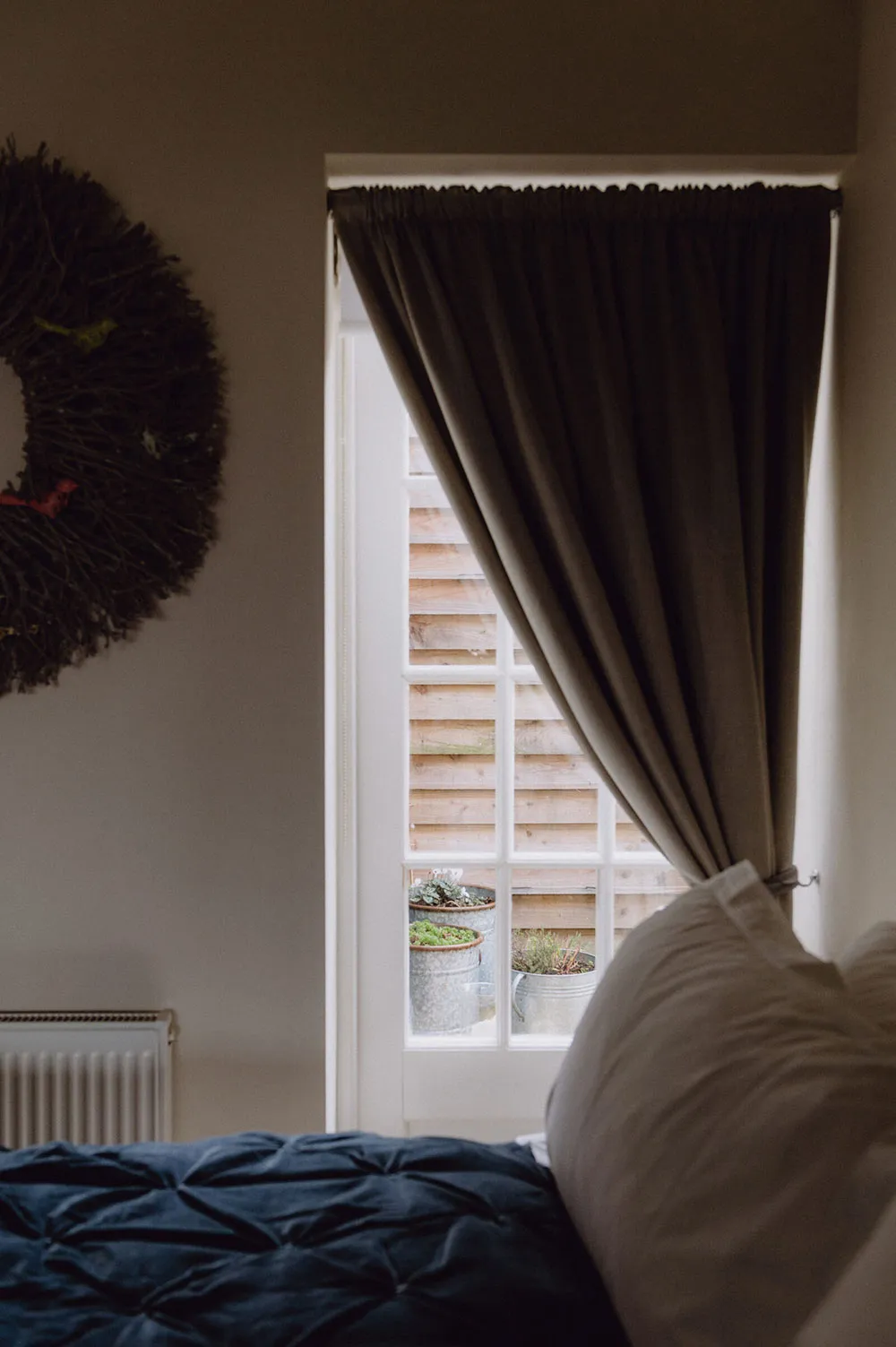 बहुत ऊंची छतें एवं खुला स्थान: इंग्लैंड में पुराने चर्च को आधार बनाकर बनाया गया स्टाइलिश घर - Gallery image 25