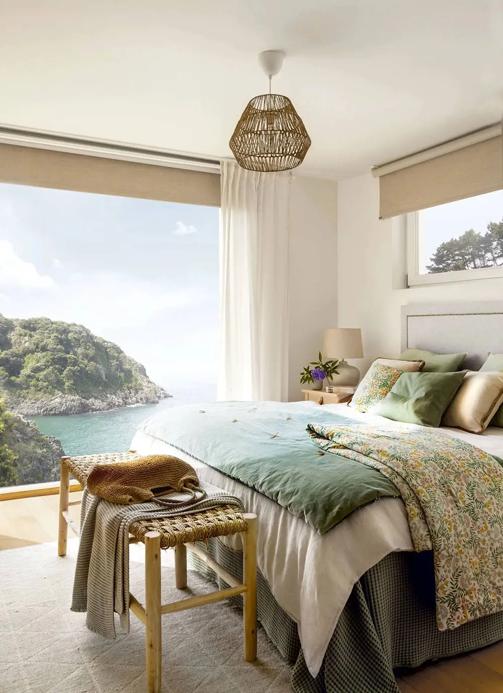 स्पेन में, समुद्र के किनारे एक पहाड़ी पर सफ़ेद भीतरी दीवारें। - Gallery image 8