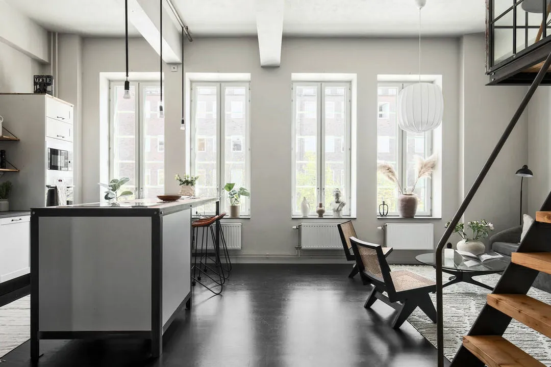 Zwei Dachbodenräume und metallische Elemente: Industrielle Einrichtung in Schweden (68 qm) - Gallery image 4