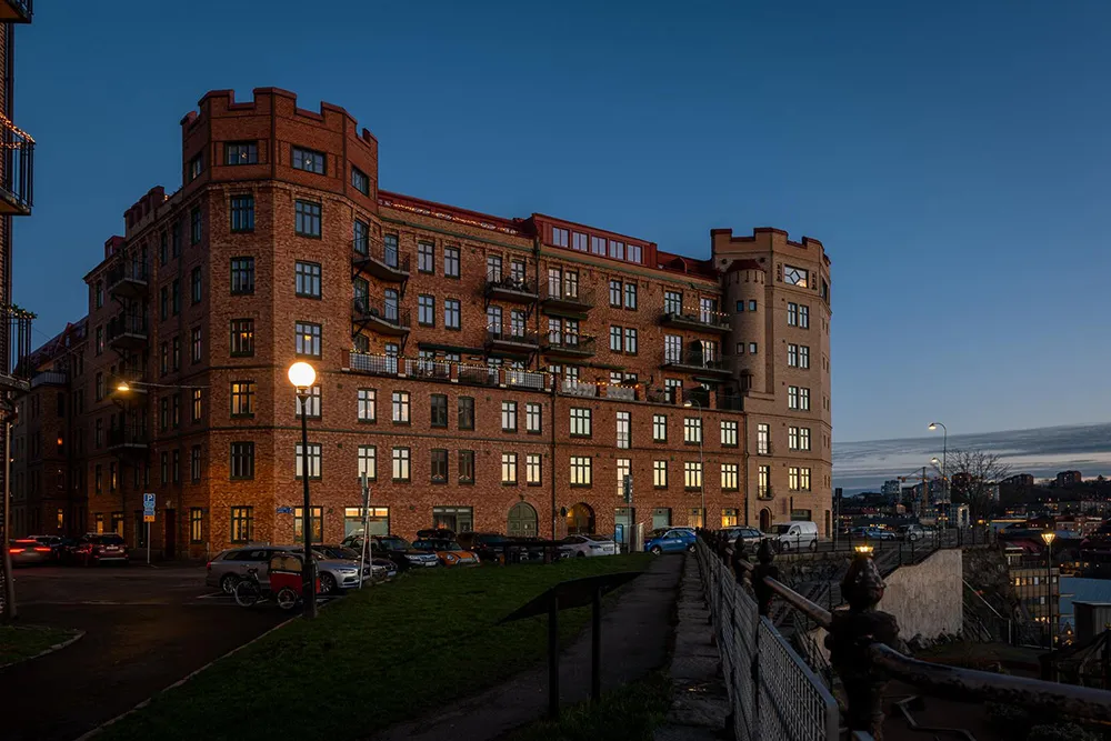 Ruhiger skandinavischer Interior mit Blick auf den Hafen - Gallery image 28
