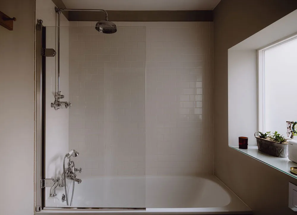 बहुत ऊंची छतें एवं खुला स्थान: इंग्लैंड में पुराने चर्च को आधार बनाकर बनाया गया स्टाइलिश घर - Gallery image 24