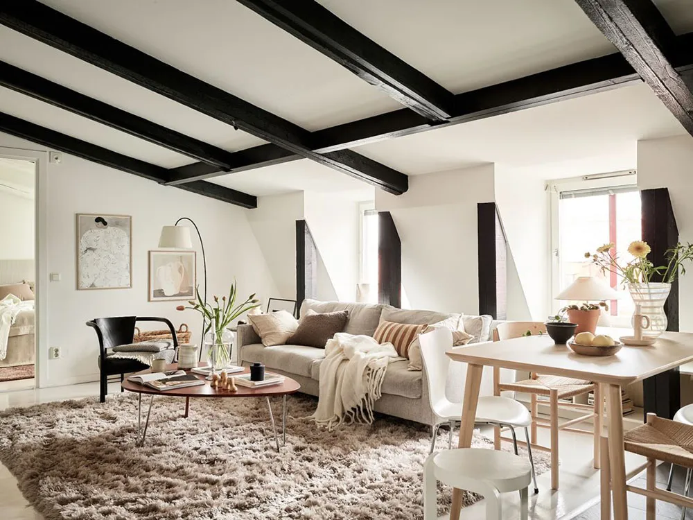 Bright attic with beams and open layout (70 sq. m) - Gallery image 1