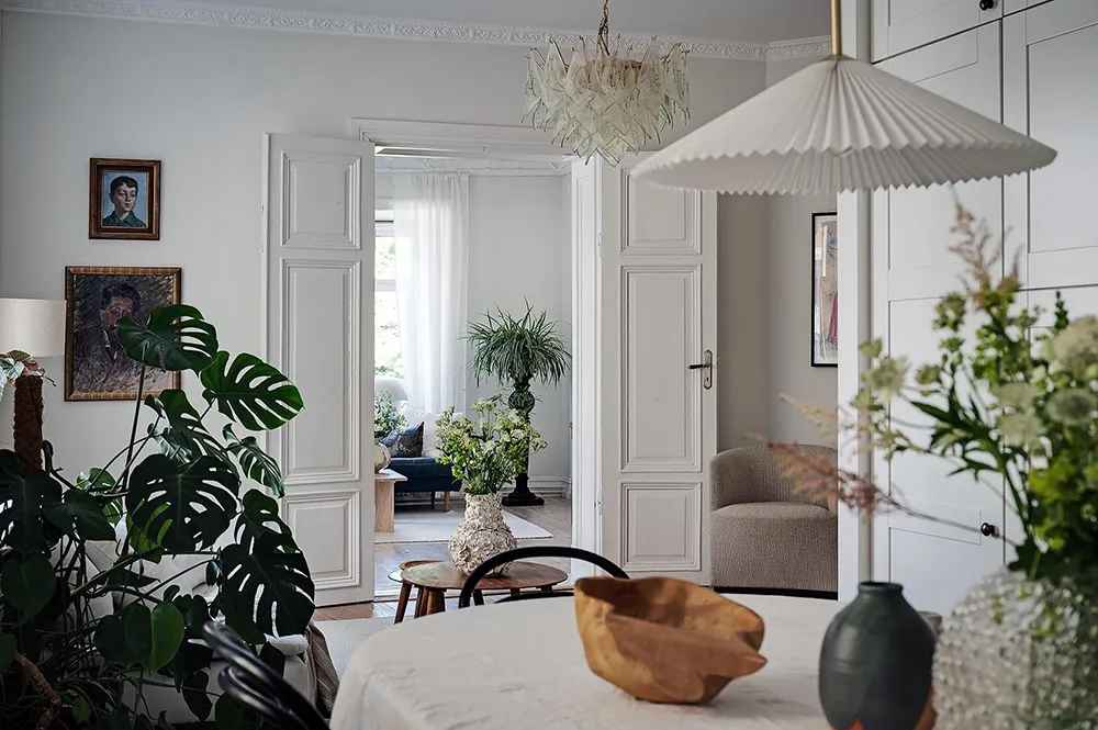 Белый интерьер шведской квартиры с душевным декором и растениями - Gallery image 19