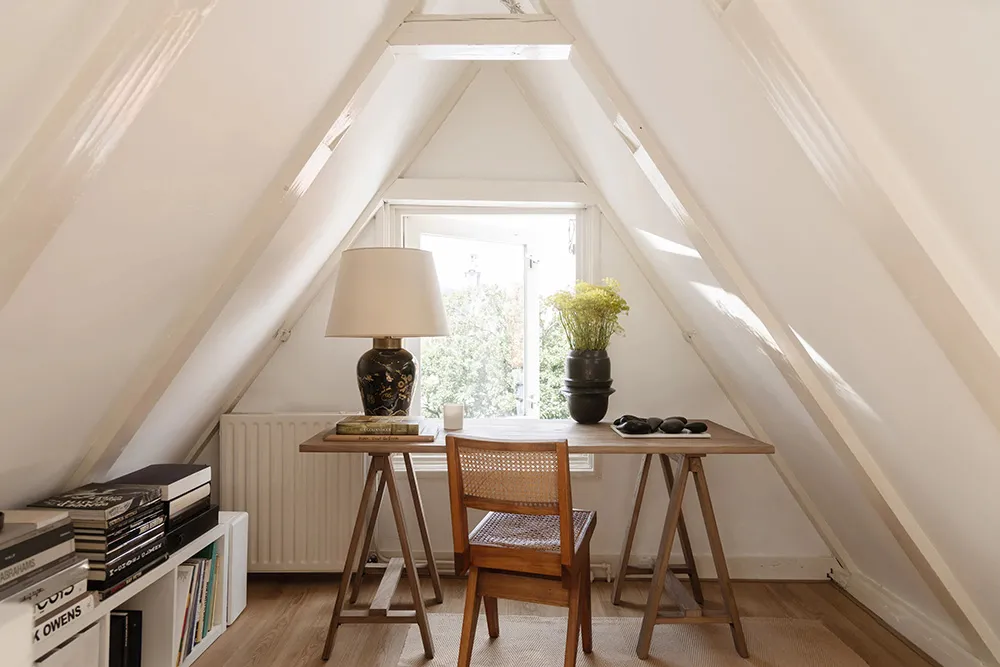 Очарование старинной мансарди та стильний дизайн: квартира з видом на канал у Амстердамі - Gallery image 9