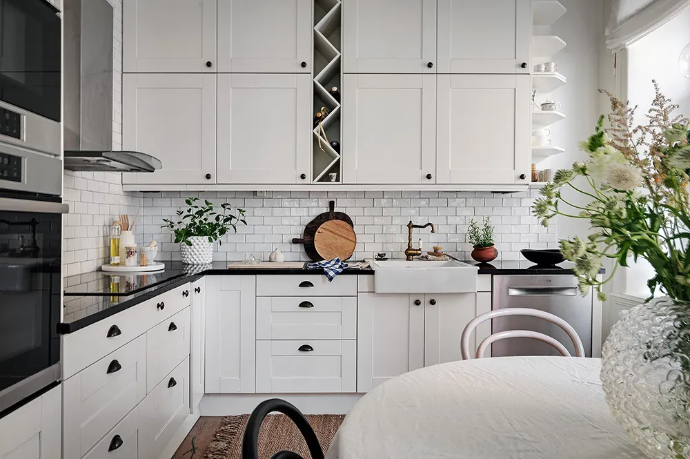 Белый интерьер шведской квартиры с душевным декором и растениями - Gallery image 11