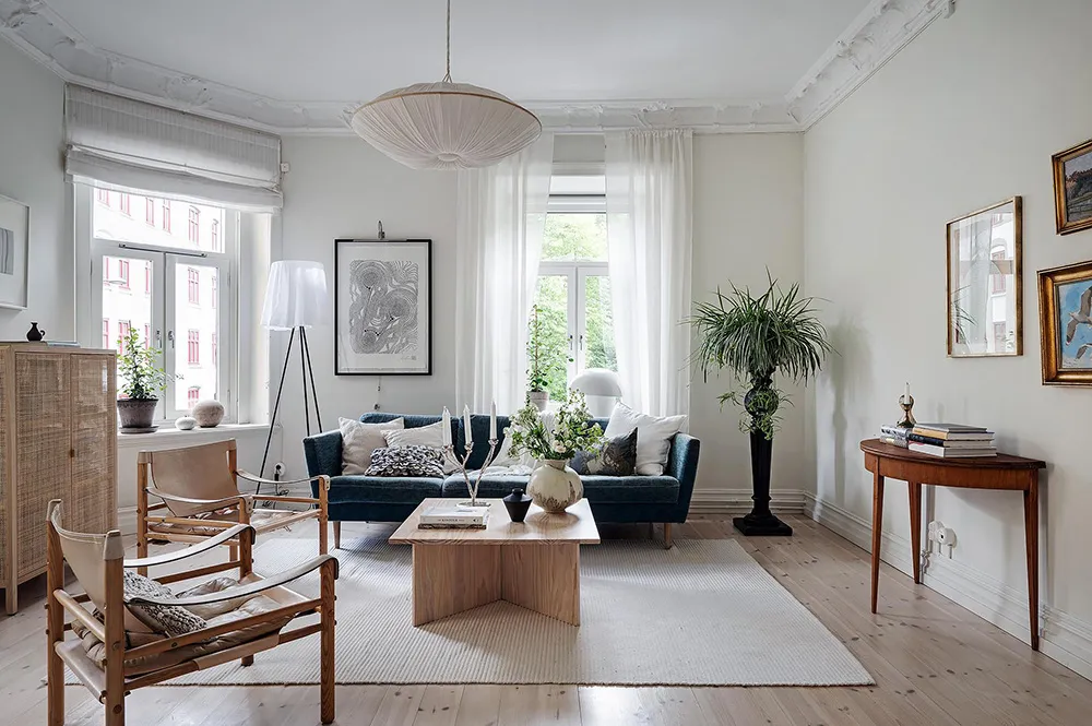 Белый интерьер шведской квартиры с душевным декором и растениями - Gallery image 3