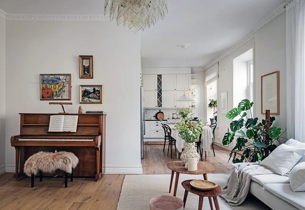 Белый интерьер шведской квартиры с душевным декором и растениями - Gallery image 9