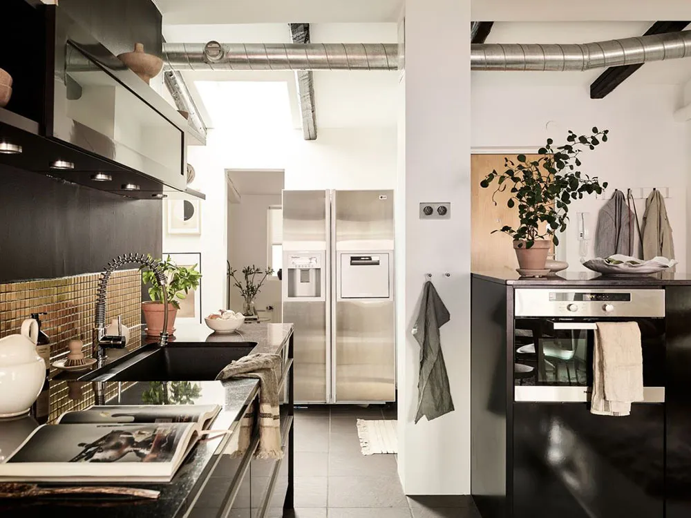 Bright attic with beams and open layout (70 sq. m) - Gallery image 11