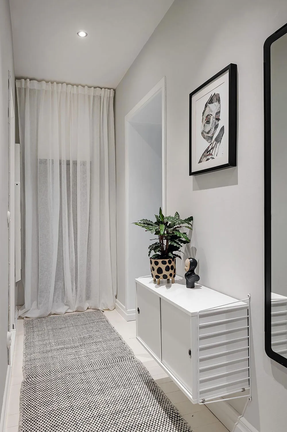 Interior blanco con acentos cálidos en el diseño (66 m²) - Gallery image 26