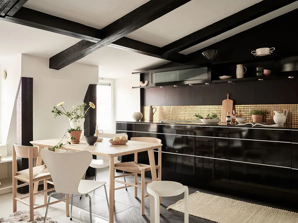 Bright attic with beams and open layout (70 sq. m) - Gallery image 10