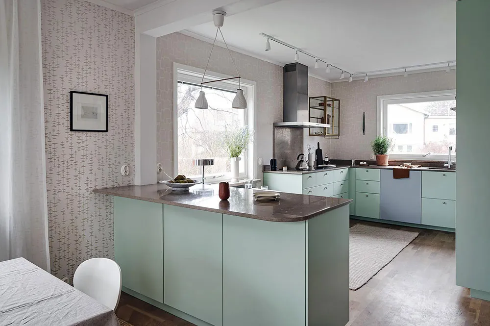 Ретро-обої та дерев'яна стіна в гостиній: незвичайна дача в Швеції - Gallery image 9