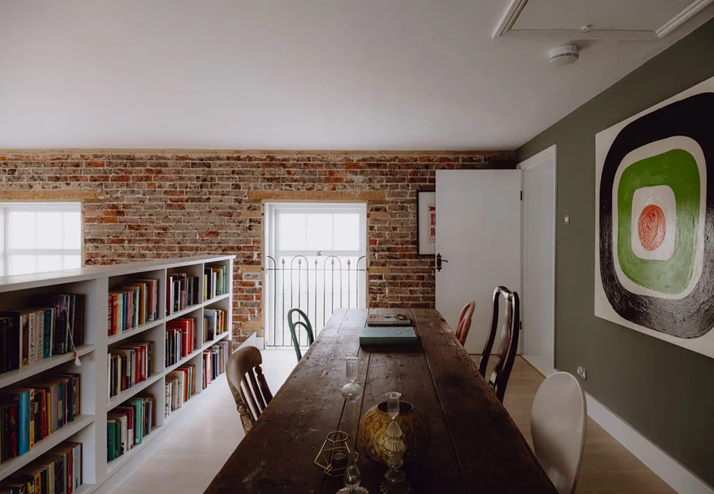 बहुत ऊंची छतें एवं खुला स्थान: इंग्लैंड में पुराने चर्च को आधार बनाकर बनाया गया स्टाइलिश घर - Gallery image 10