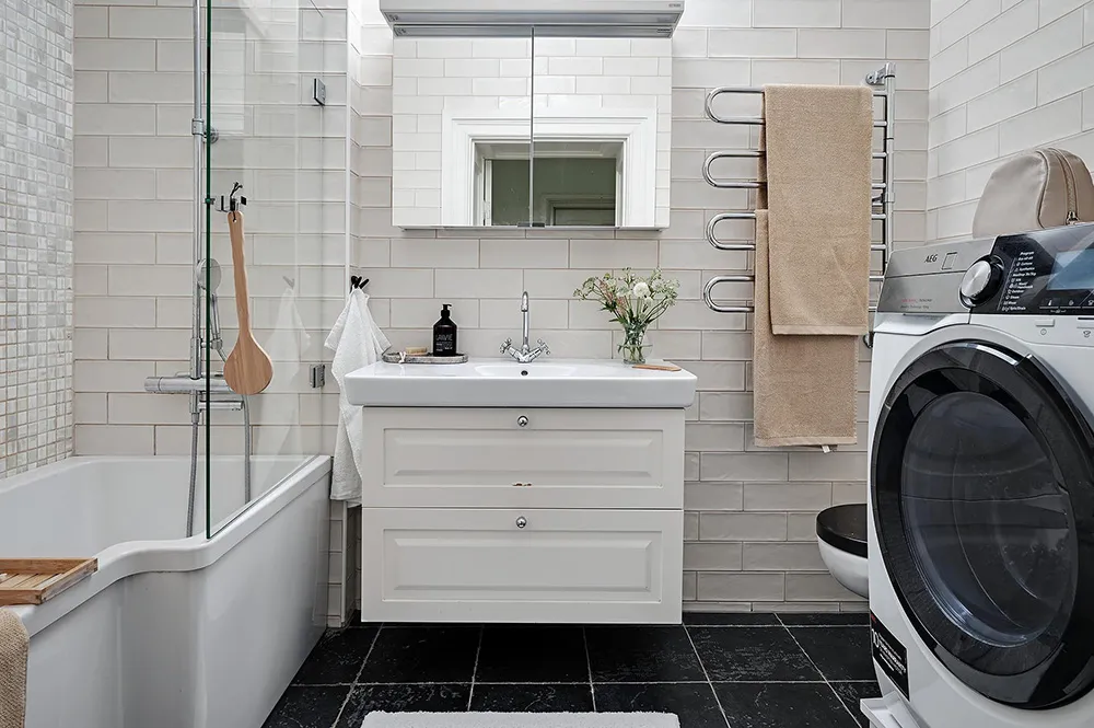 Белый интерьер шведской квартиры с душевным декором и растениями - Gallery image 26