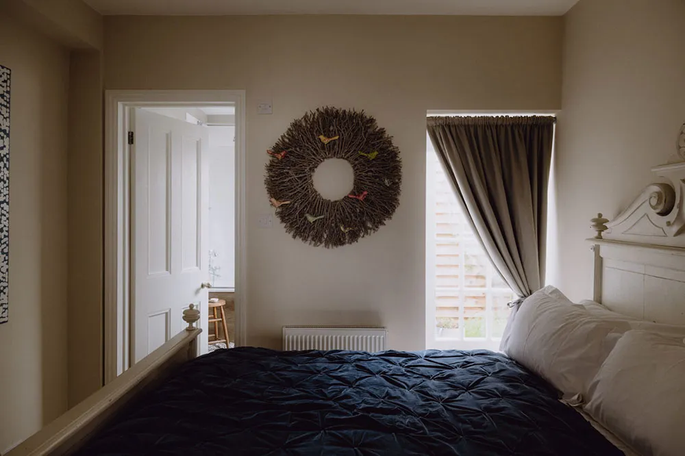 बहुत ऊंची छतें एवं खुला स्थान: इंग्लैंड में पुराने चर्च को आधार बनाकर बनाया गया स्टाइलिश घर - Gallery image 23