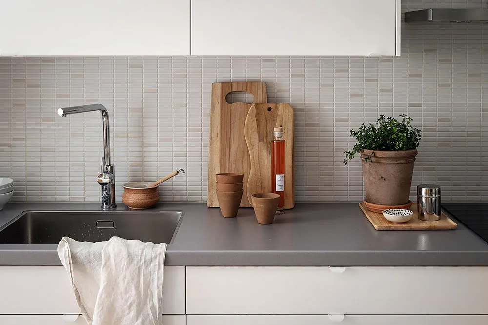 Interior blanco con acentos cálidos en el diseño (66 m²) - Gallery image 22