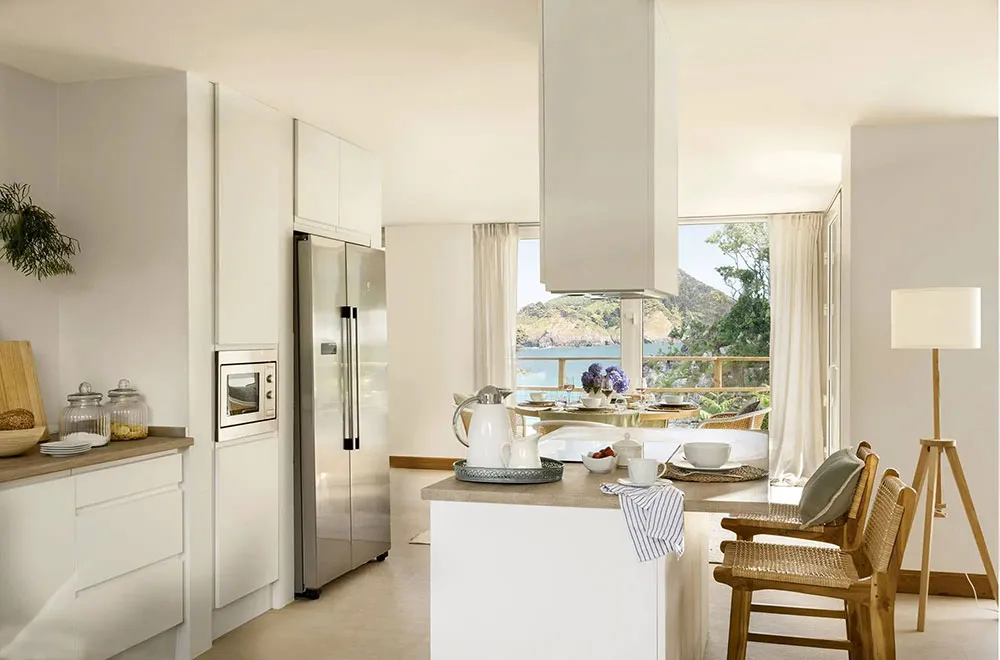 स्पेन में, समुद्र के किनारे एक पहाड़ी पर सफ़ेद भीतरी दीवारें। - Gallery image 4