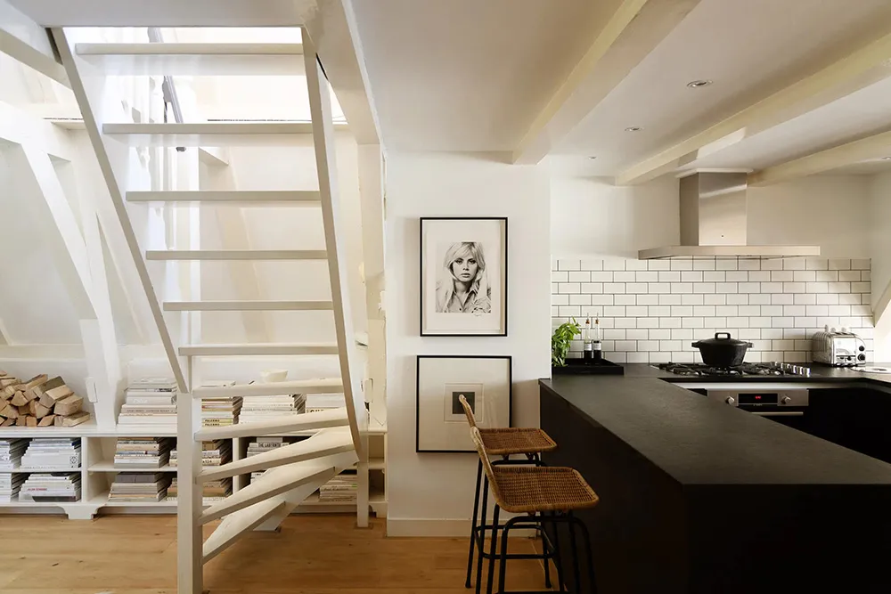 Очарование старинной мансарди та стильний дизайн: квартира з видом на канал у Амстердамі - Gallery image 5