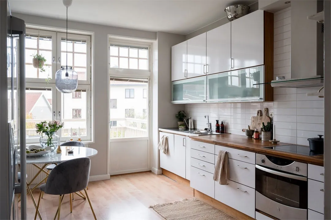 Piękny ciemny wnętrze mieszkania w przedmieściach Stockholm - Gallery image 16