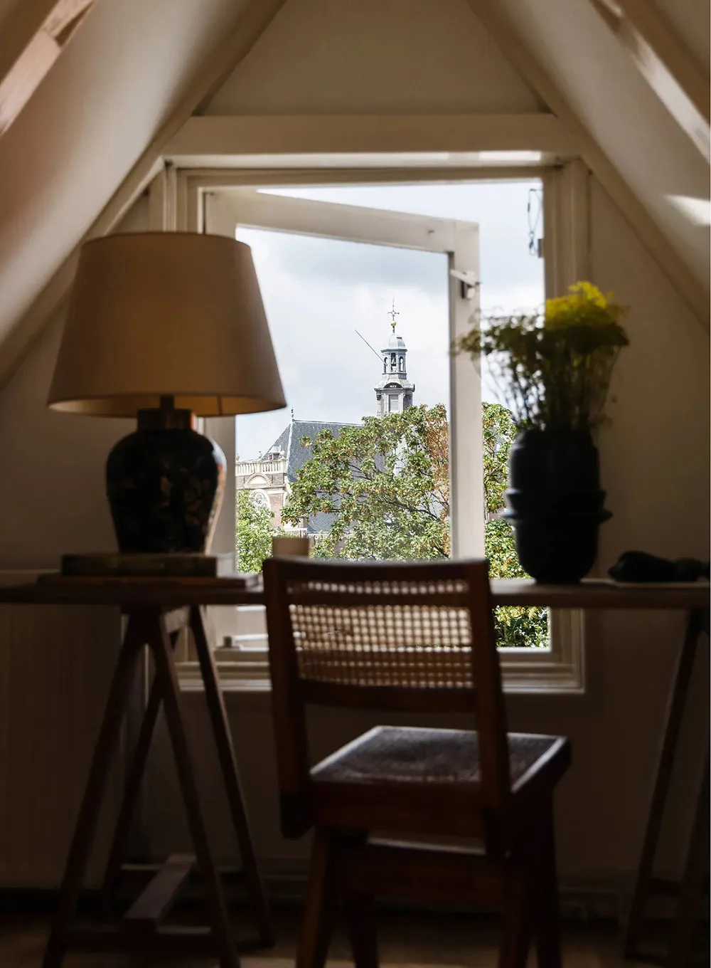 Очарование старинной мансарди та стильний дизайн: квартира з видом на канал у Амстердамі - Gallery image 10