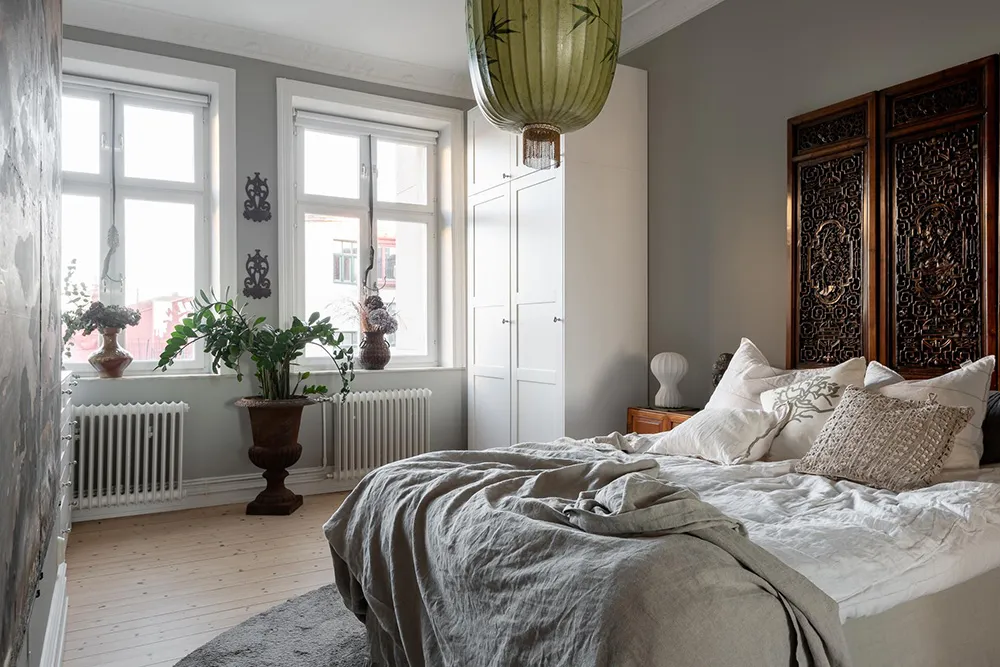 Ruhiger skandinavischer Interior mit Blick auf den Hafen - Gallery image 22