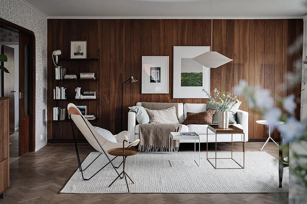Ретро-обої та дерев'яна стіна в гостиній: незвичайна дача в Швеції - Gallery image 5