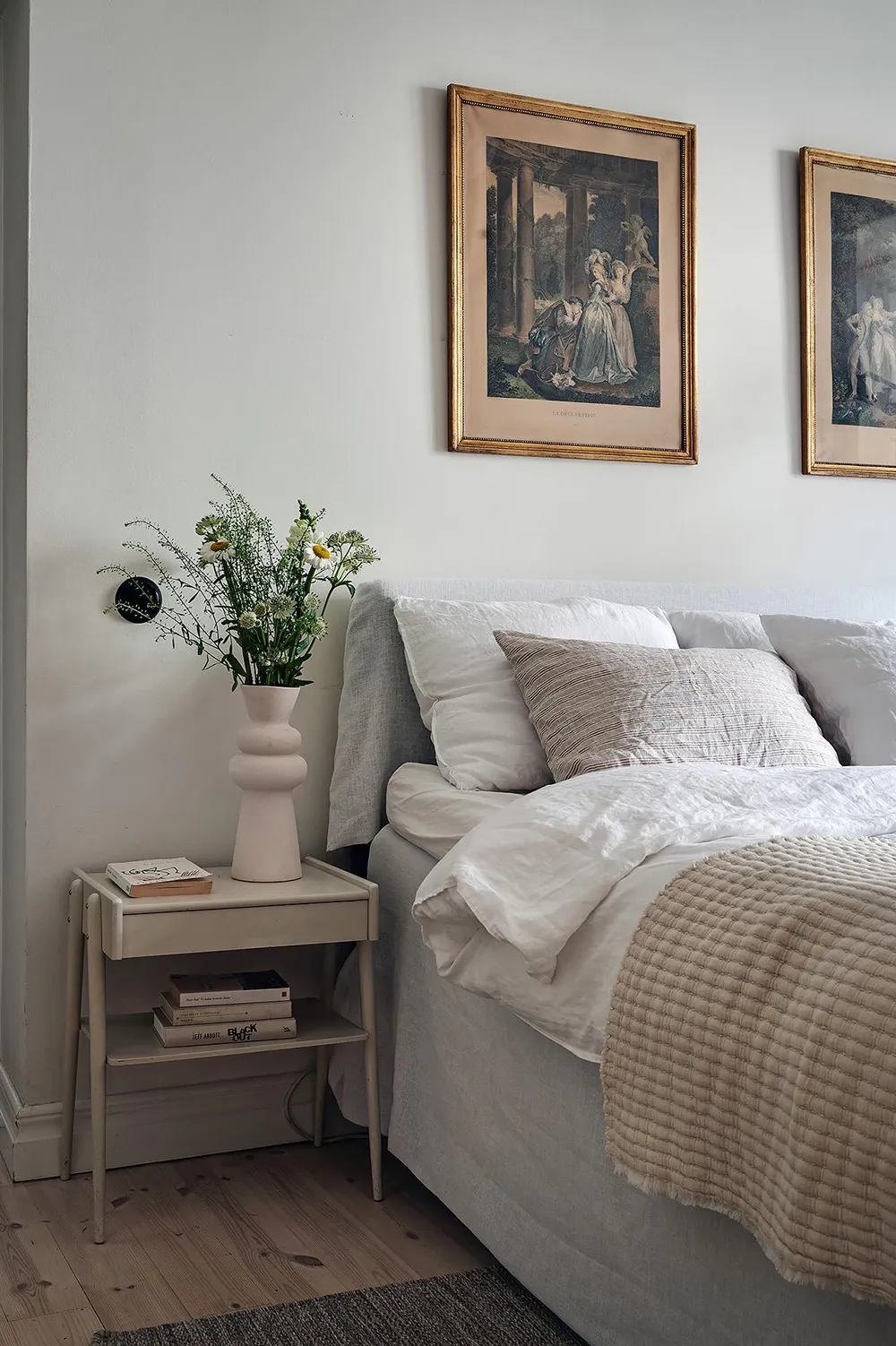 Белый интерьер шведской квартиры с душевным декором и растениями - Gallery image 23