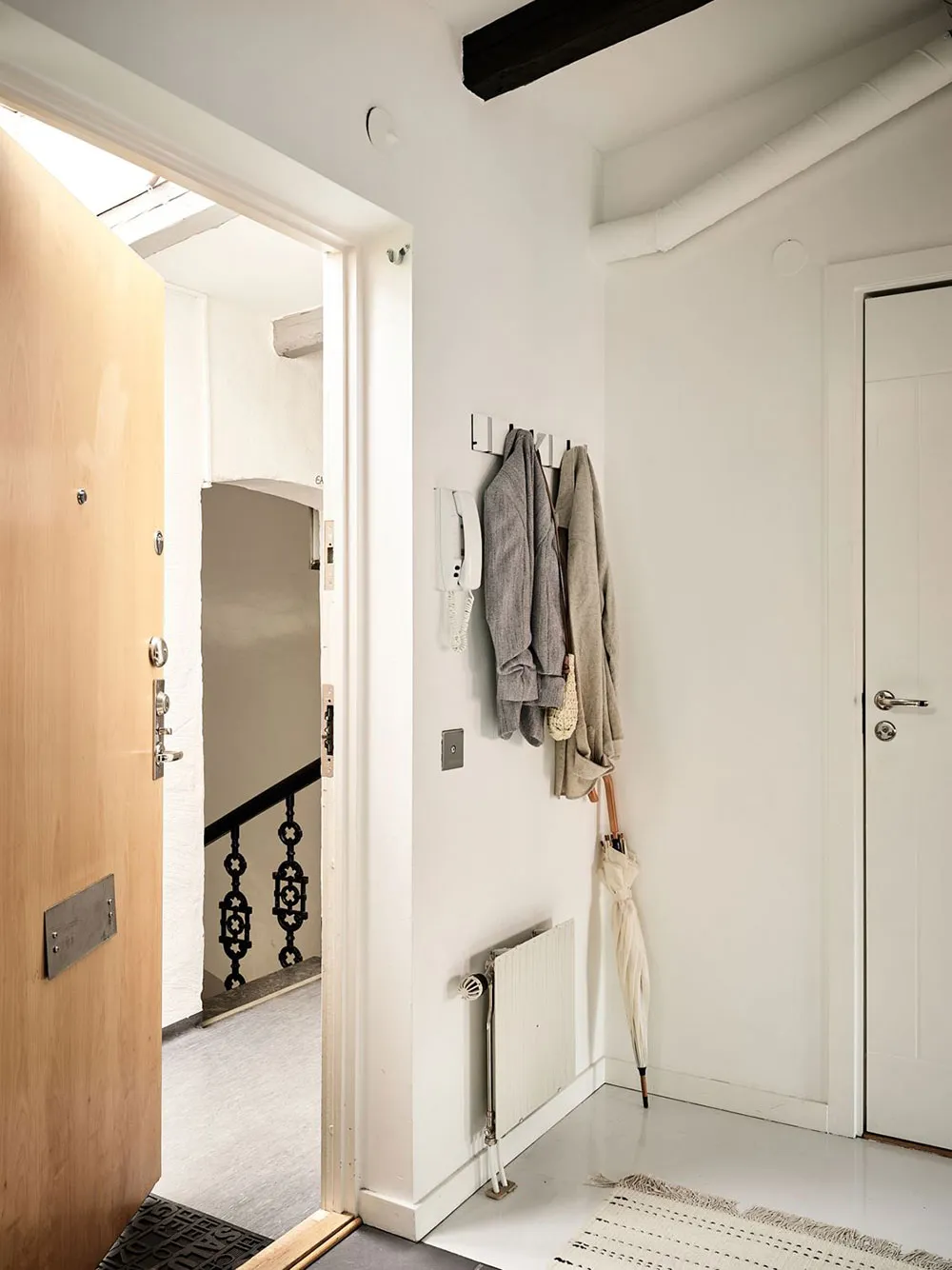 Bright attic with beams and open layout (70 sq. m) - Gallery image 16