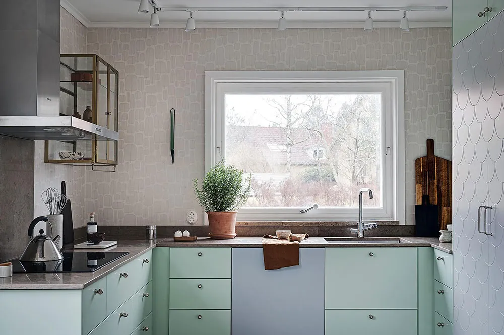 Ретро-обої та дерев'яна стіна в гостиній: незвичайна дача в Швеції - Gallery image 12