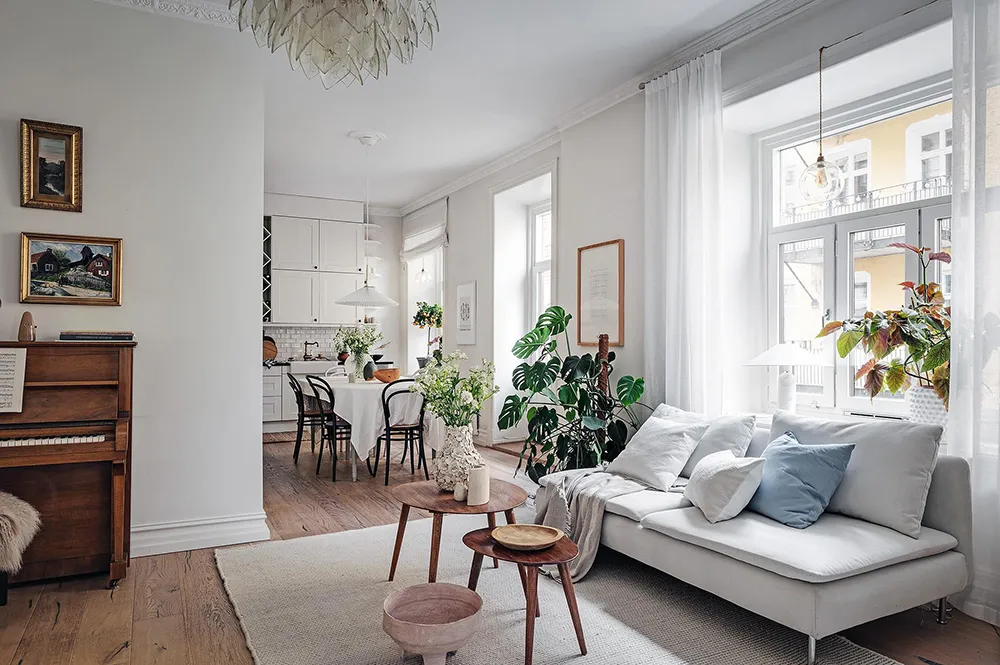 Белый интерьер шведской квартиры с душевным декором и растениями - Gallery image 18