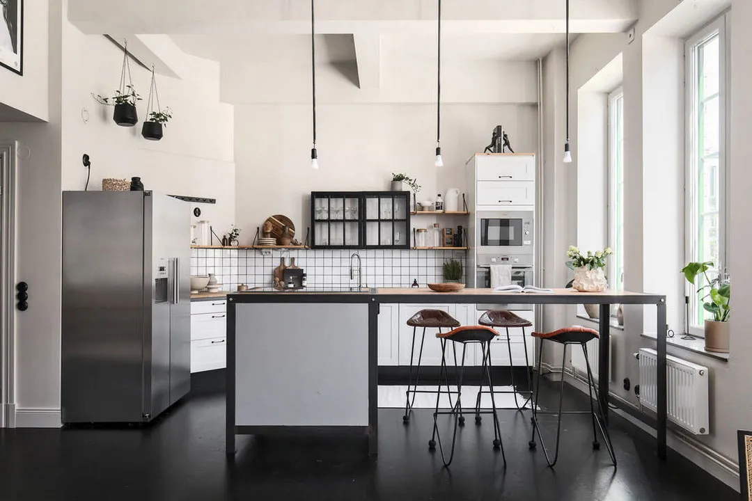 Zwei Dachbodenräume und metallische Elemente: Industrielle Einrichtung in Schweden (68 qm) - Gallery image 9