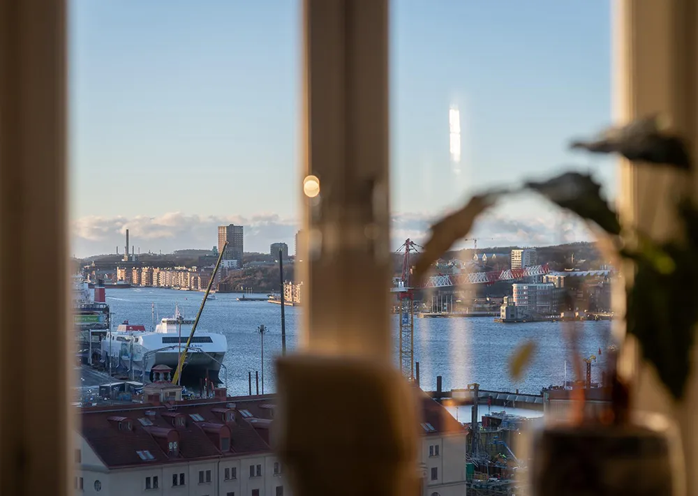Ruhiger skandinavischer Interior mit Blick auf den Hafen - Gallery image 2