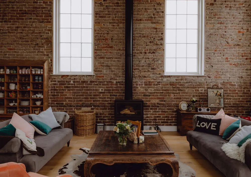 बहुत ऊंची छतें एवं खुला स्थान: इंग्लैंड में पुराने चर्च को आधार बनाकर बनाया गया स्टाइलिश घर - Gallery image 2