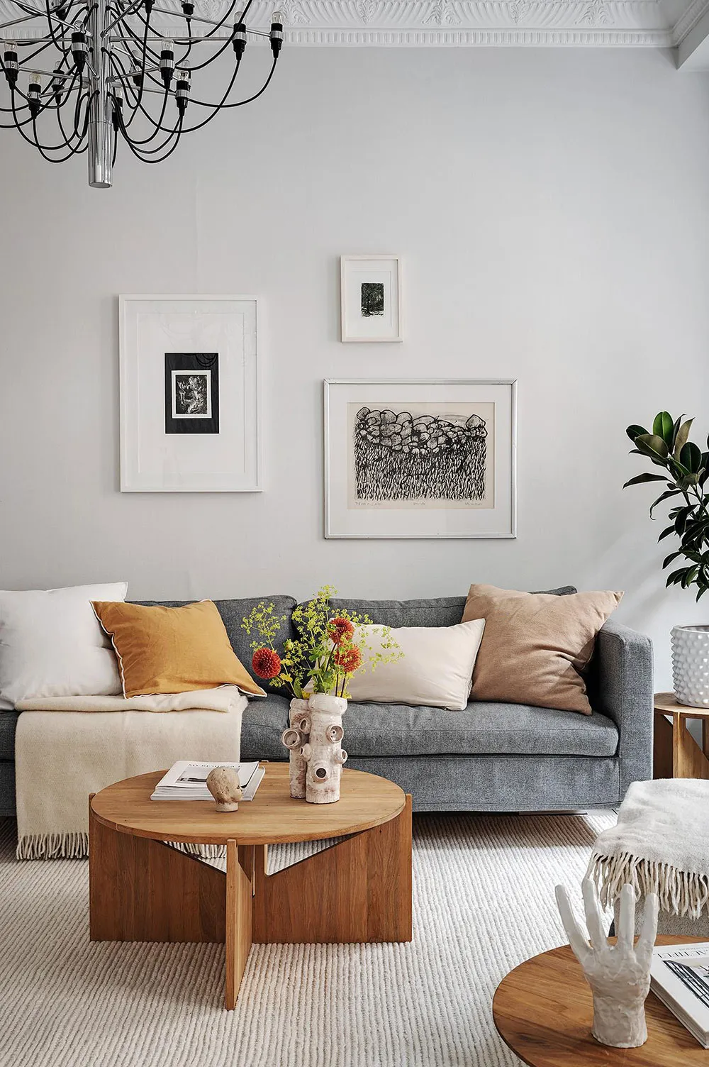 Interior blanco con acentos cálidos en el diseño (66 m²) - Gallery image 1